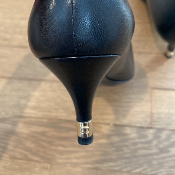 Chanel Point Toe Kitten Heel Pumps with Pearl detail 100% Authentic. - Picture 4 of 7